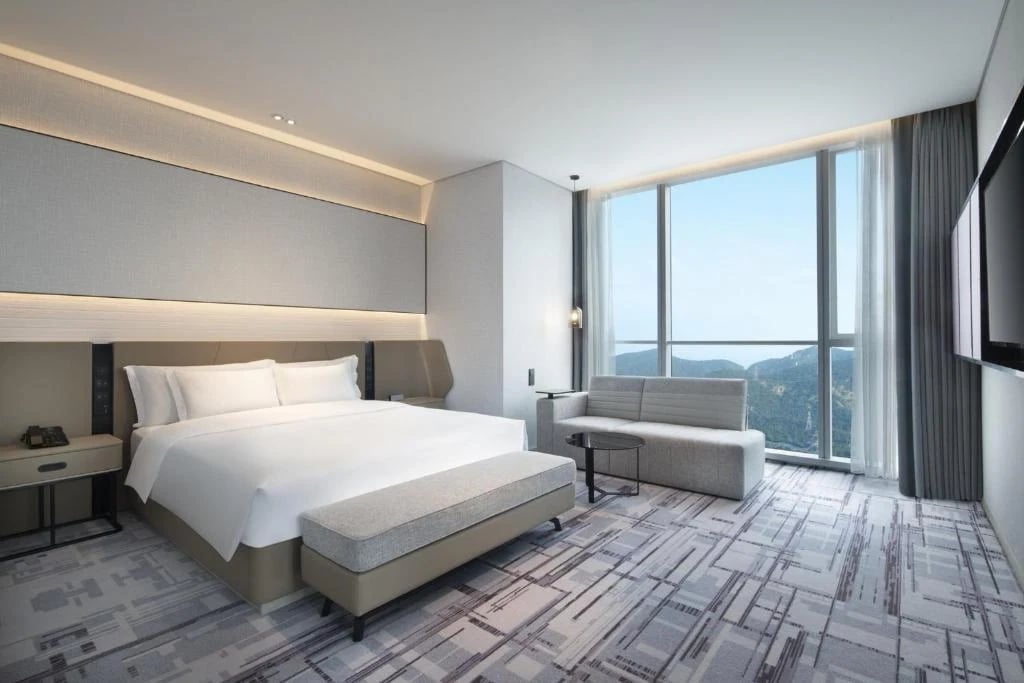 Crowne Plaza — 32