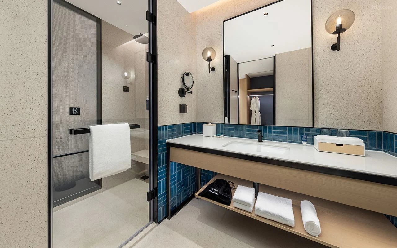 Four Points by Sheraton — 8