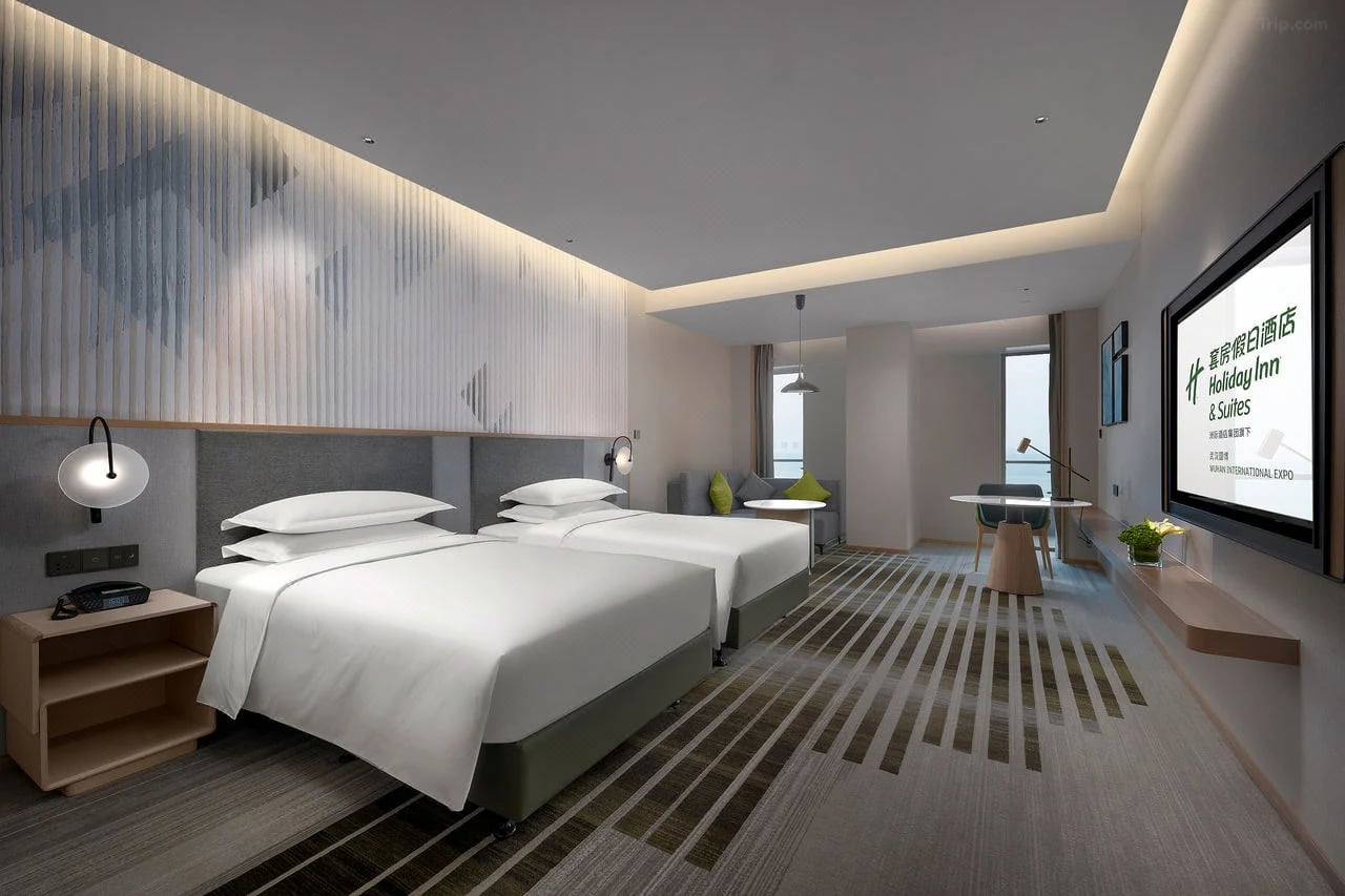 Holiday Inn & Suites — 3