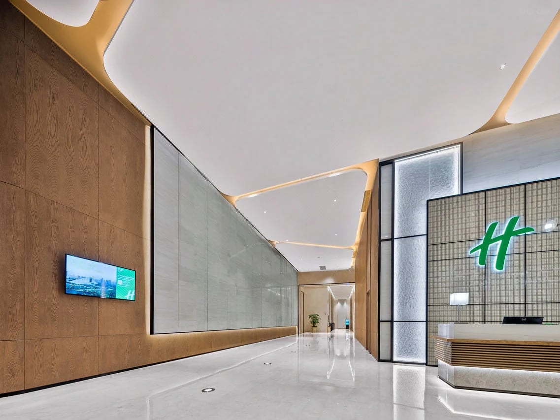 Holiday Inn & Suites — 6