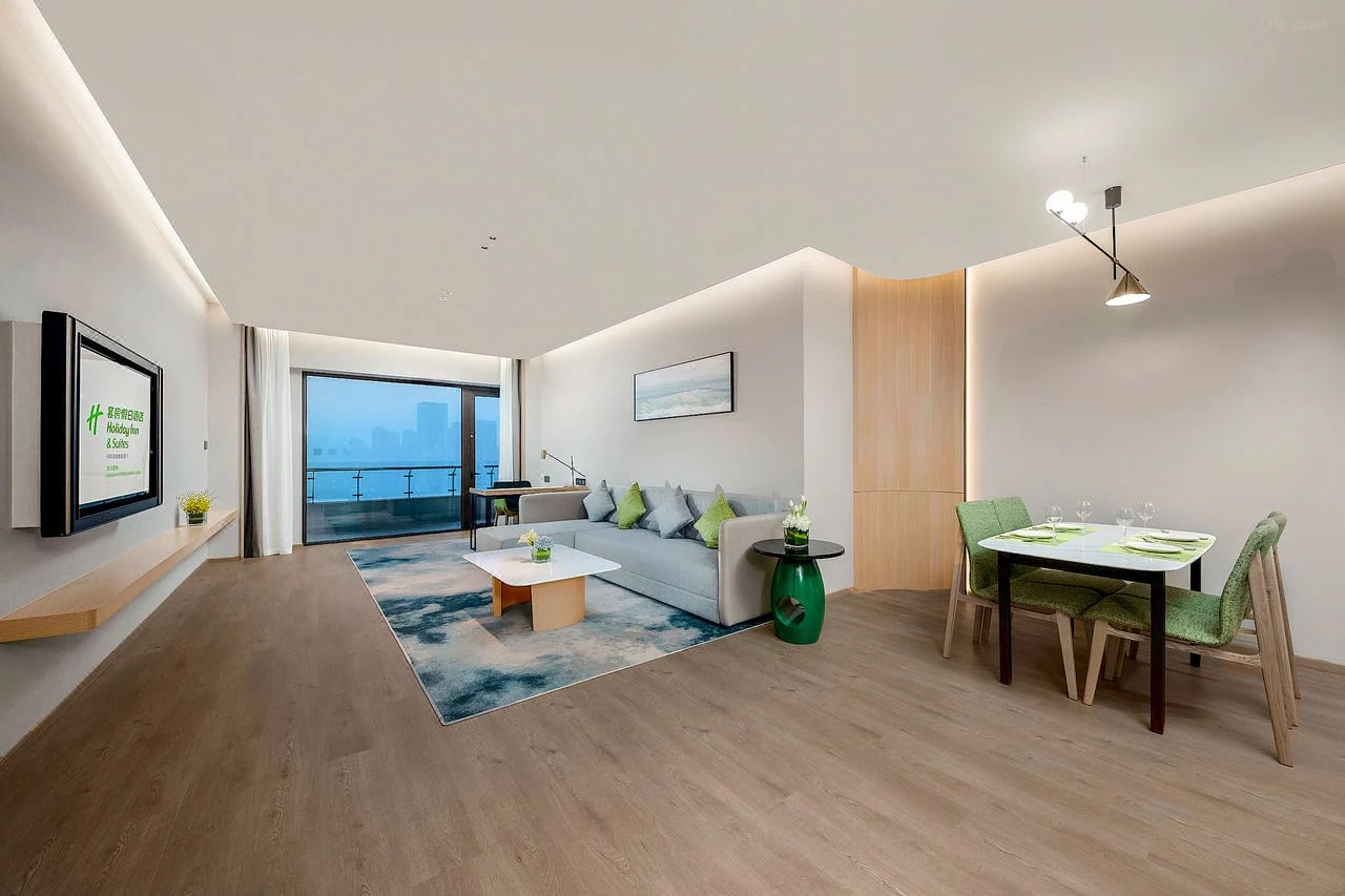 Holiday Inn & Suites — 8