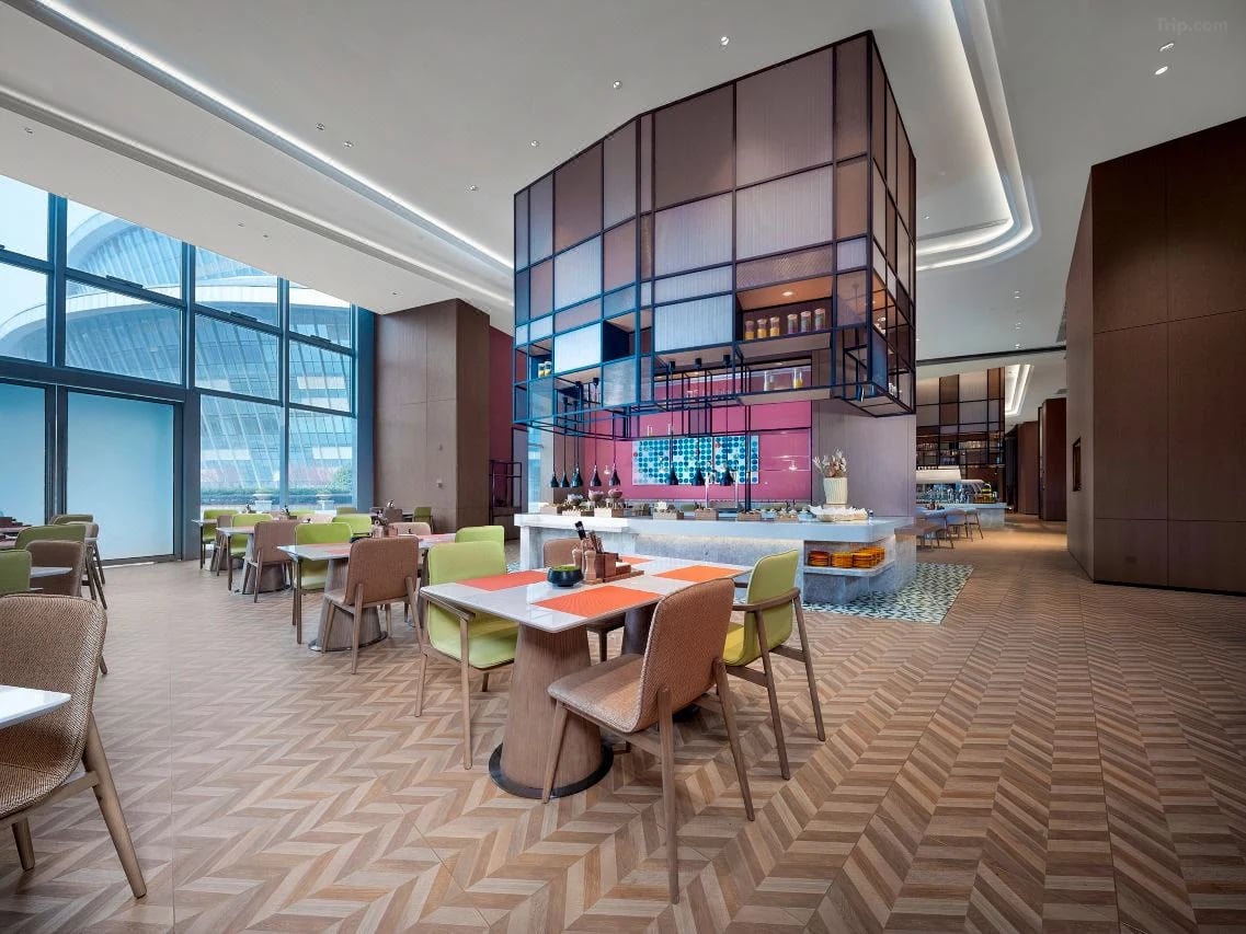 Holiday Inn & Suites — 17