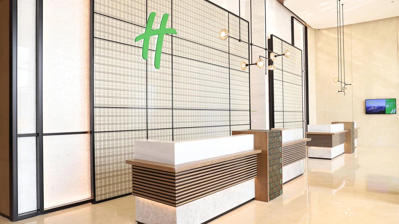 Holiday Inn & Suites — 20