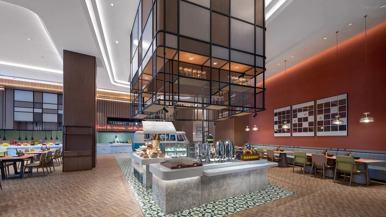 Holiday Inn & Suites — 22