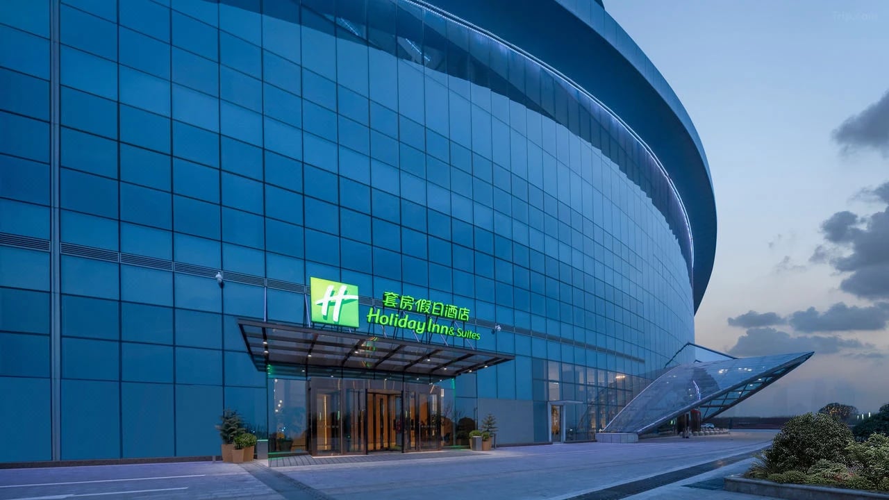 Holiday Inn & Suites — 25