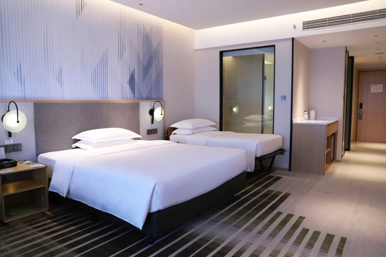 Holiday Inn & Suites — 36