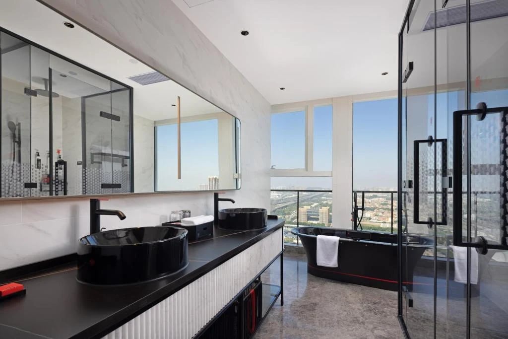 Radisson RED — 16